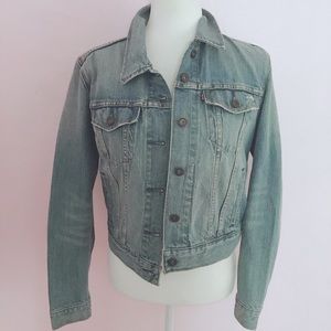 light wash levis denim women’s trucker jacket